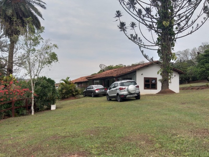 ÁREA COM LINDO LAGO