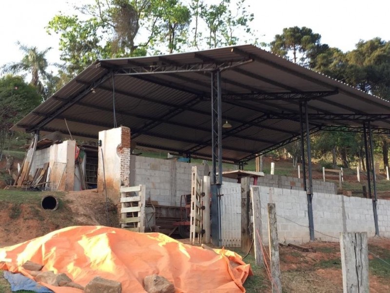 ÁREA C/ PASTO E MATA