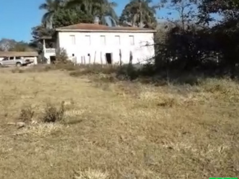 ÁREA COM CASA CENTENARIA