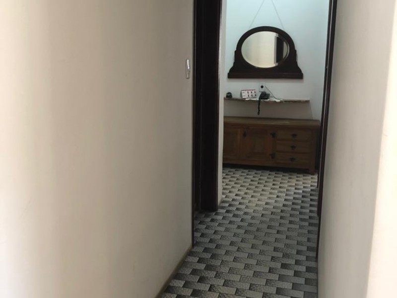 CASA NA ÁREA COMERCIAL