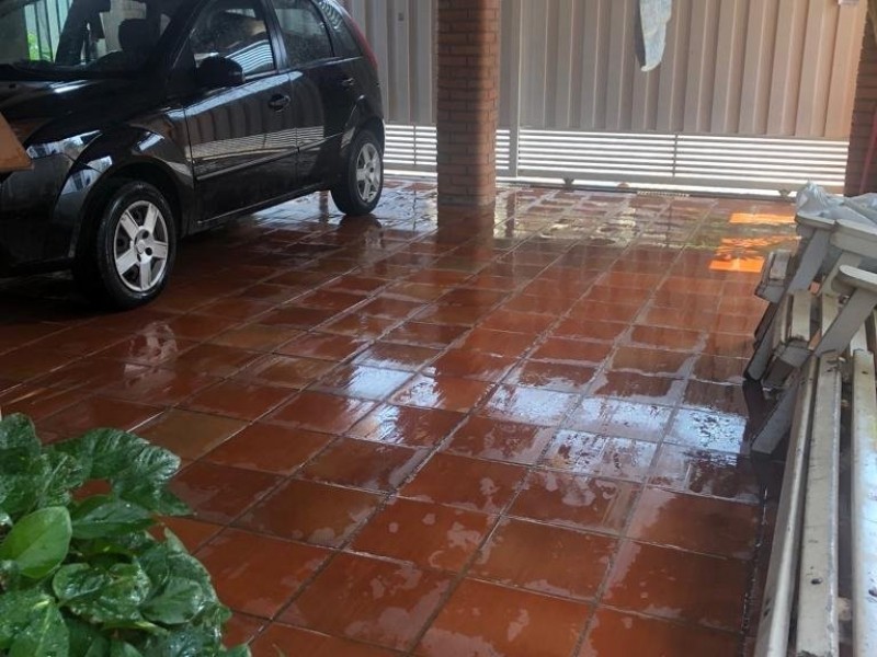 CASA NA ÁREA COMERCIAL