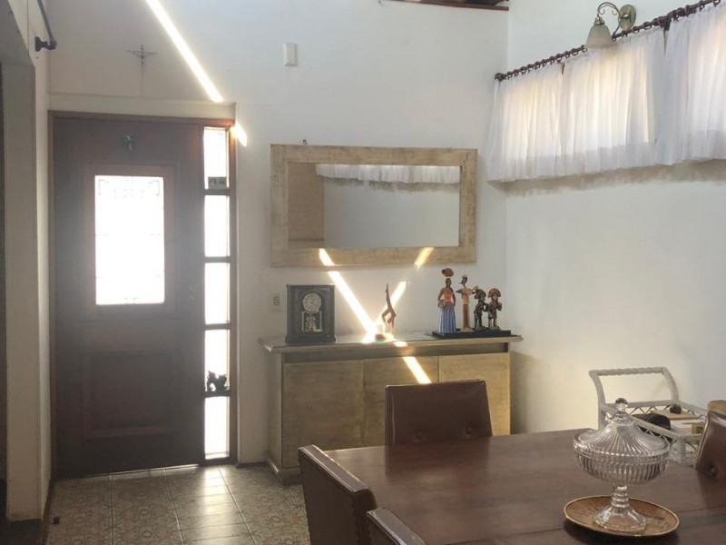 CASA NA ÁREA COMERCIAL