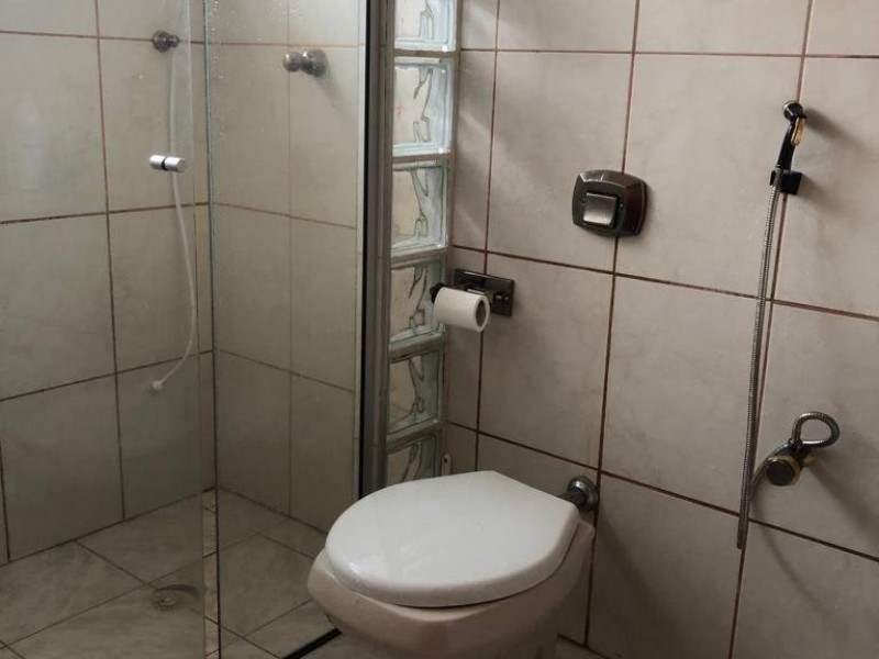 CASA NA ÁREA COMERCIAL