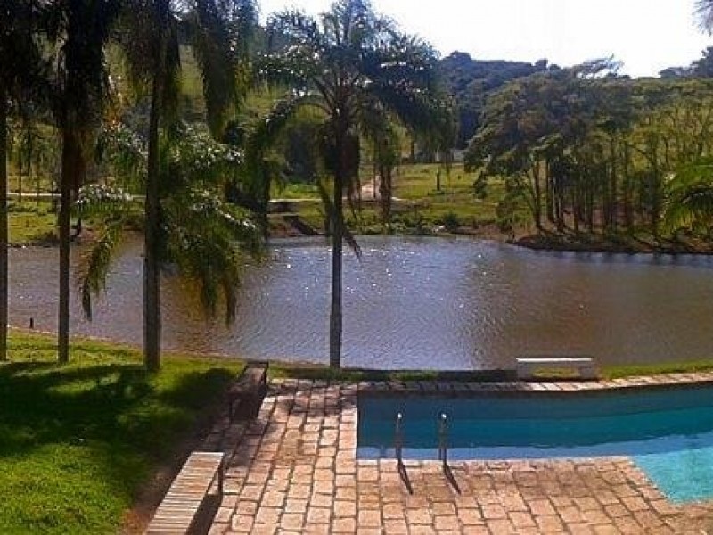 LINDA ÁREA RURAL COM GRANDE LAGO