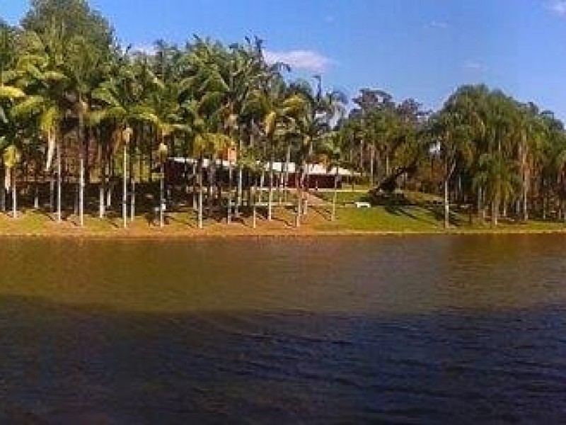 LINDA ÁREA RURAL COM GRANDE LAGO