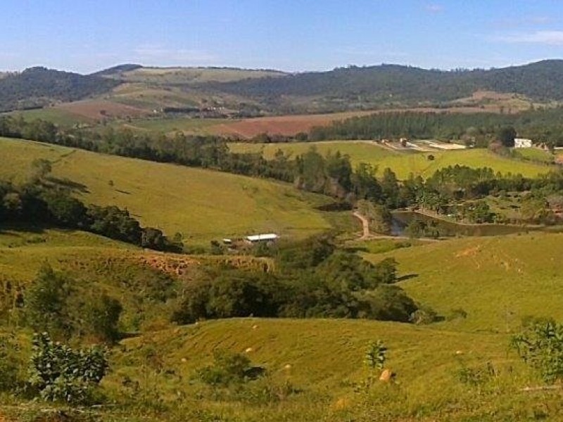 LINDA ÁREA RURAL COM GRANDE LAGO