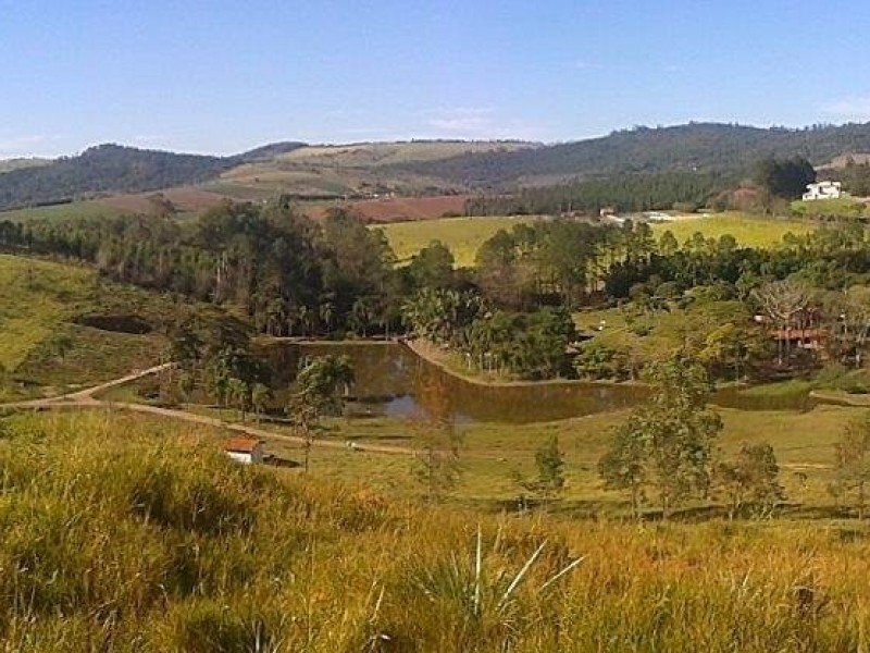 LINDA ÁREA RURAL COM GRANDE LAGO