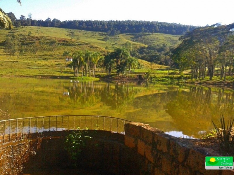 LINDA ÁREA RURAL COM GRANDE LAGO