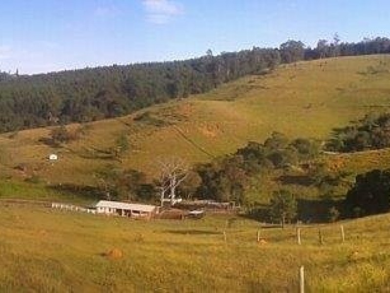 LINDA ÁREA RURAL COM GRANDE LAGO