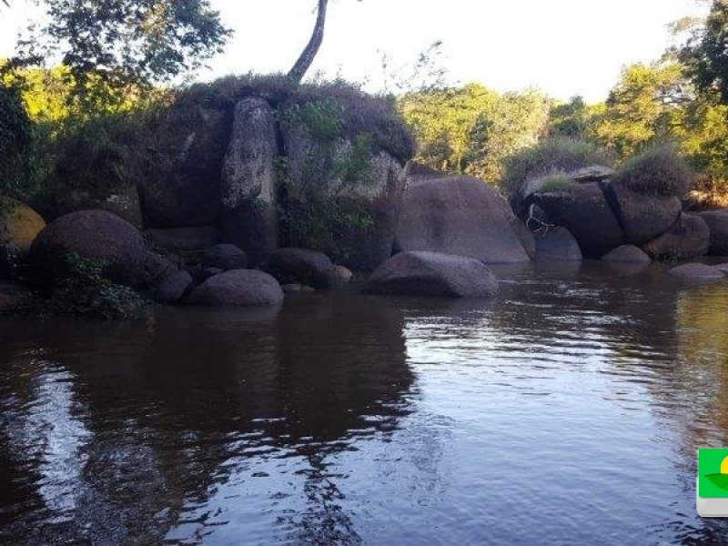 SITIO COM 3 CASAS BOAS PISCINA LAGO JAGUARI